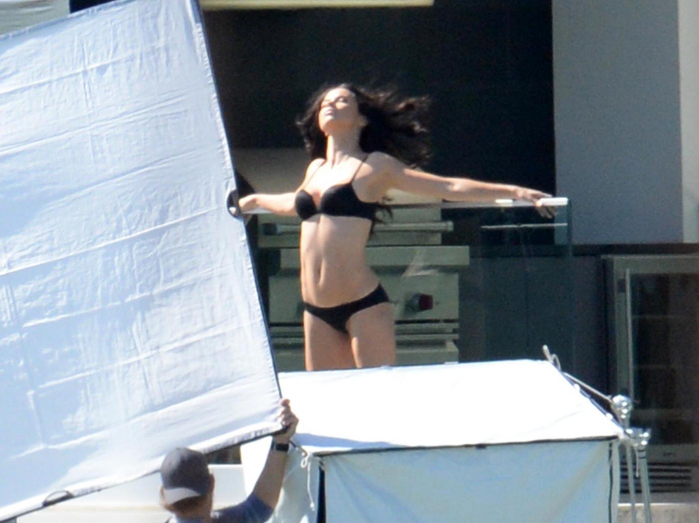 Adriana Lima posa Victoria's Secret in spiaggia a Miami10