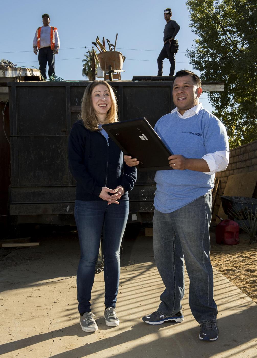 Chelsea Clinton volontaria per l'ambiente in California05