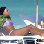 Kelly Rowland in spiaggia a Miami11