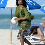 Kelly Rowland in spiaggia a Miami02