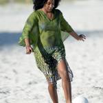 Kelly Rowland in spiaggia a Miami04