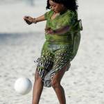 Kelly Rowland in spiaggia a Miami5