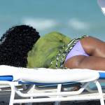 Kelly Rowland in spiaggia a Miami06