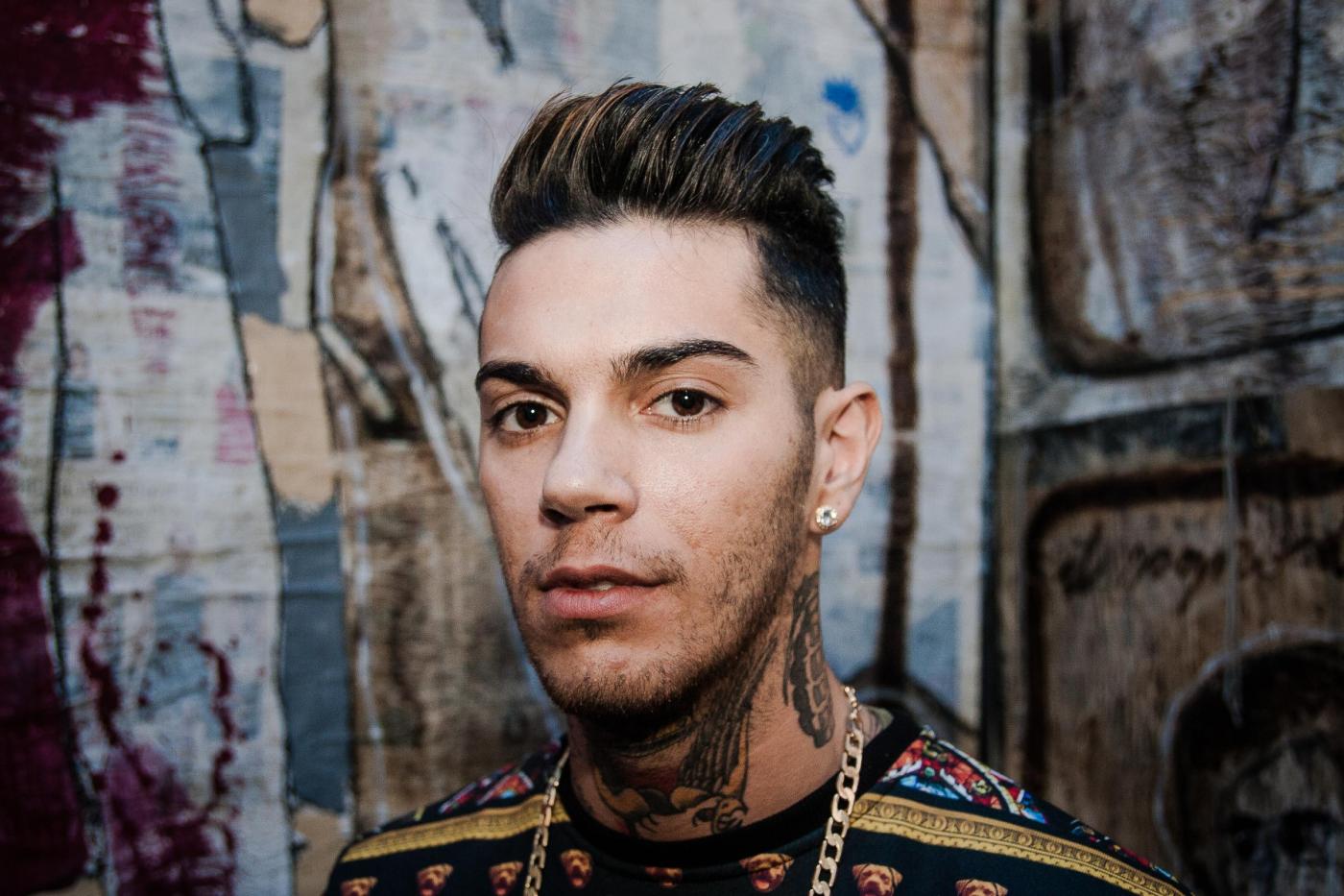 Emis Killa si difende così, dalle sue pagine sociale, dalle accuse che gli stanno piovendo addosso di istigazione al femminicidio contenute nel brano "3 messaggi in segreteria"