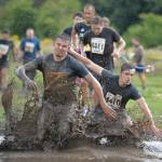 Strisciare nel fango, sfidare fuoco e acqua è la Tough Guy Competition9