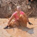 Strisciare nel fango, sfidare fuoco e acqua è la Tough Guy Competition01