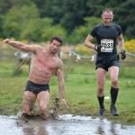 Strisciare nel fango, sfidare fuoco e acqua è la Tough Guy Competition03