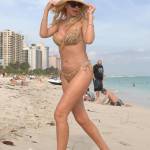 Valeria Marini a Miami guarda i pregi e i difetti che mostra il bikini 4