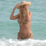 Valeria Marini a Miami guarda i pregi e i difetti che mostra il bikini 05