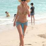 Valeria Marini a Miami guarda i pregi e i difetti che mostra il bikini 06