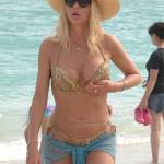 Valeria Marini a Miami guarda i pregi e i difetti che mostra il bikini 08