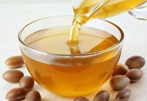 Pelle disidratata? Capelli secchi? La risposta è l'olio di argan