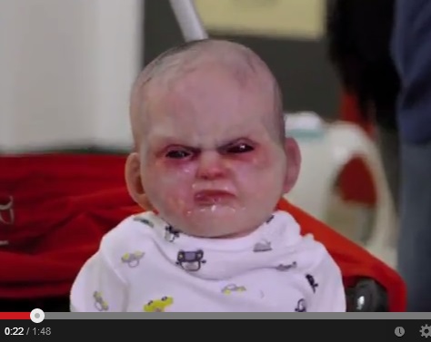 Il neonato posseduto che terrorizza New York (video)