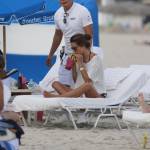 Alessandra Ambrosio in bikini sulla spiaggia di Miami07