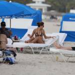 Alessandra Ambrosio in bikini sulla spiaggia di Miami06