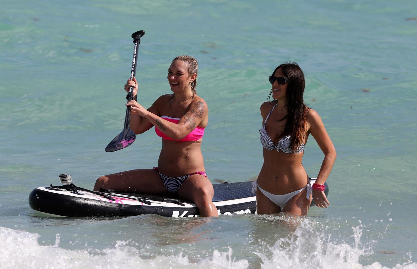 Claudia Romani e Stine Kronborg, le 2 modelle giocano in mare02