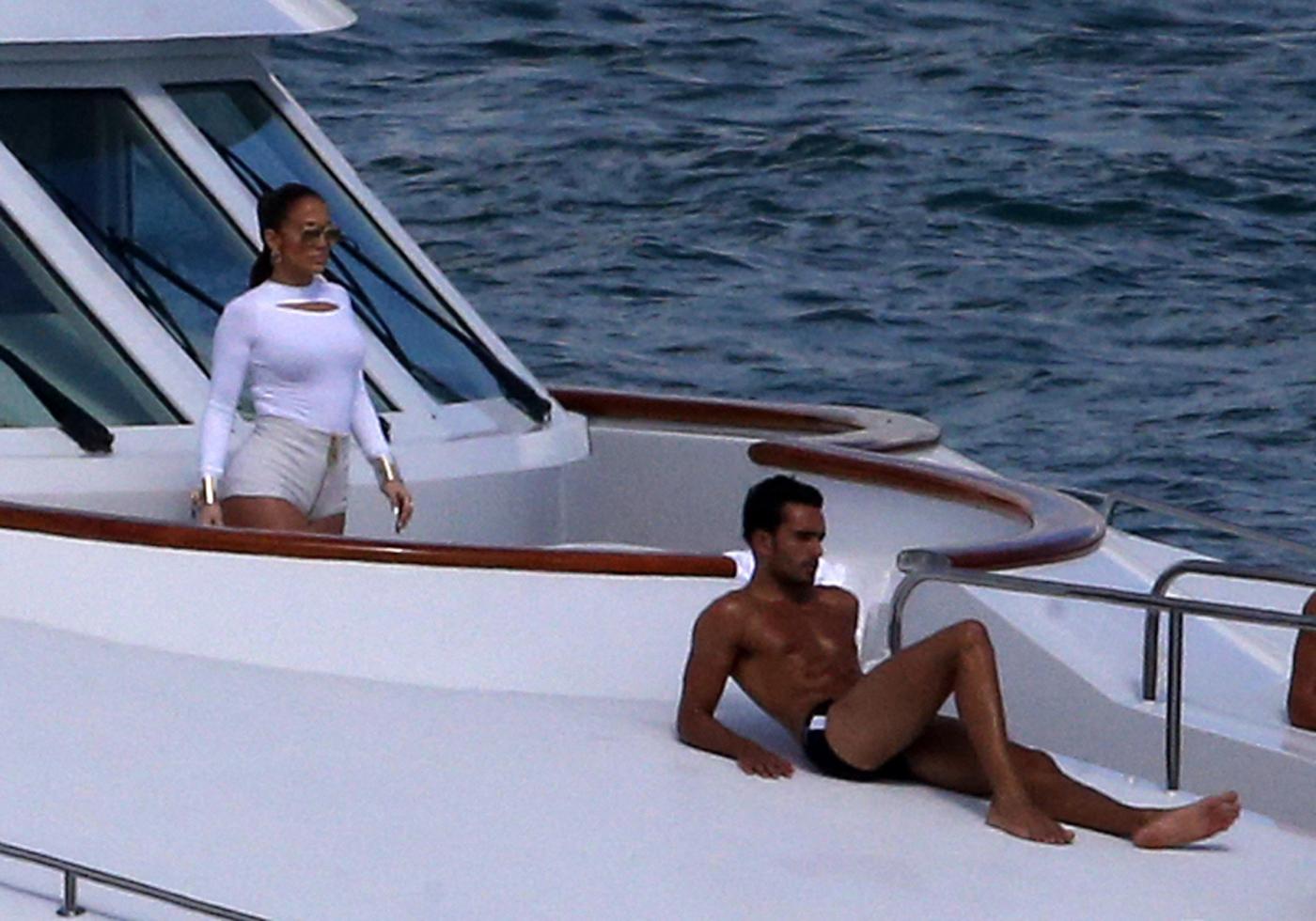 Jennifer Lopez Looks Sexy In White Hot Pants While Filming A Music Video In Miami Jennifer Lopez su uno yacht di lusso a Miami03
