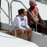 Jennifer Lopez sullo yacht con Casper Smart e sul set con Ricky Martin01