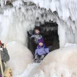Le spettacolari grotte congelate del lago Superiore 02