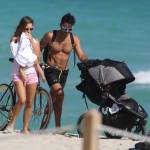 Lola Ponce e Aaron Diaz in spiaggia a Miami05