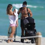 Lola Ponce e Aaron Diaz in spiaggia a Miami02