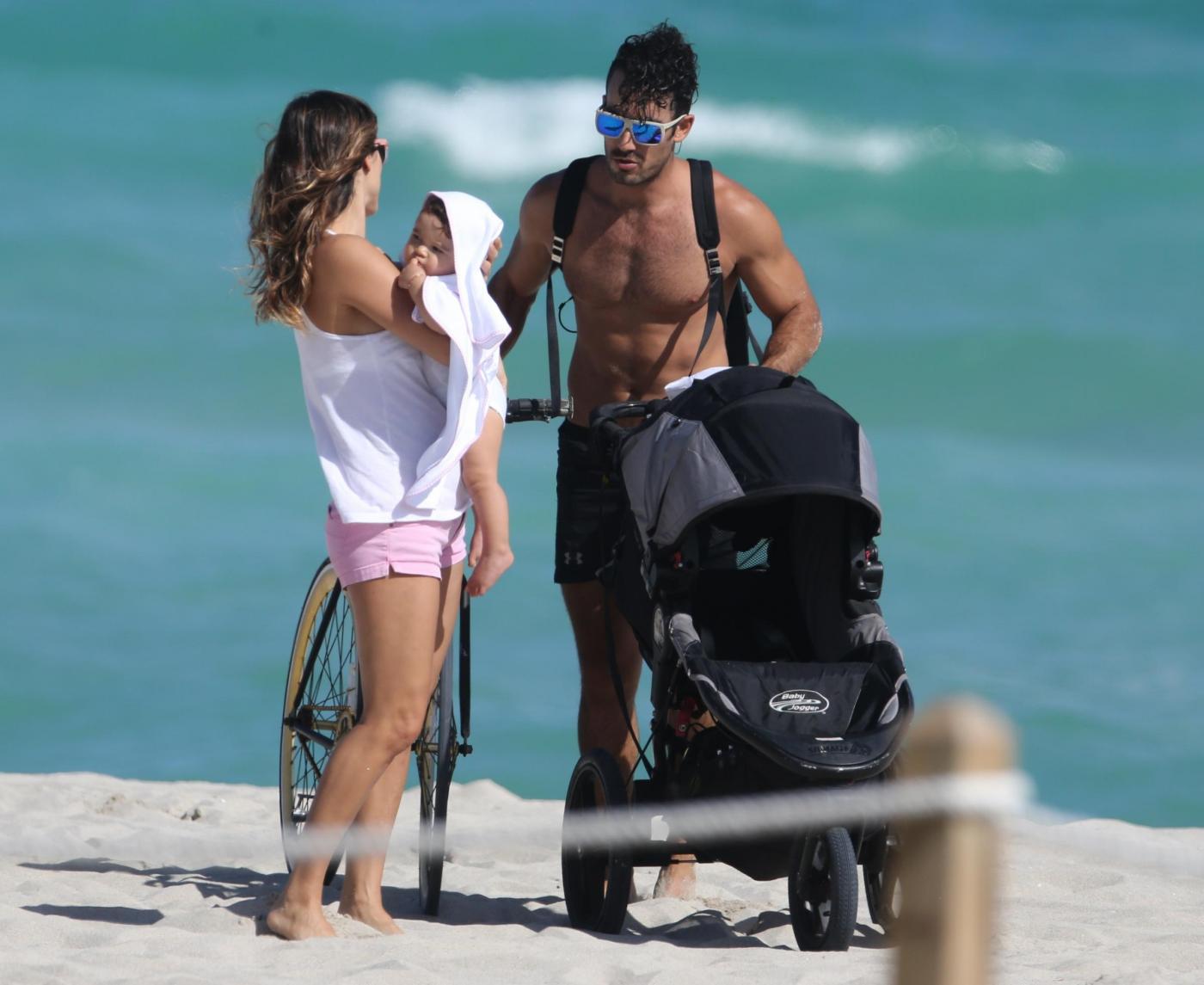 Lola Ponce e Aaron Diaz in spiaggia a Miami02