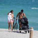 Lola Ponce e Aaron Diaz in spiaggia a Miami01
