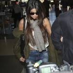 Selena Gomez in aeroporto con i jeans strappati02