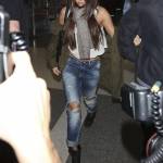 Selena Gomez in aeroporto con i jeans strappati01