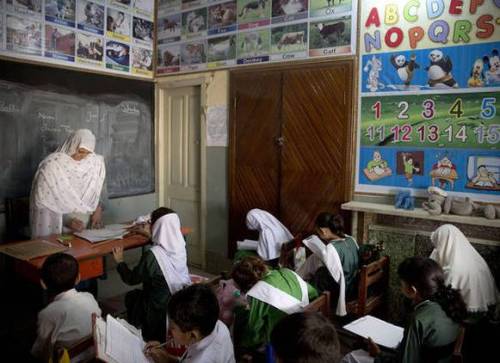 Pakistan, lezioni di educazione sessuale a scuola tra pericoli e polemiche