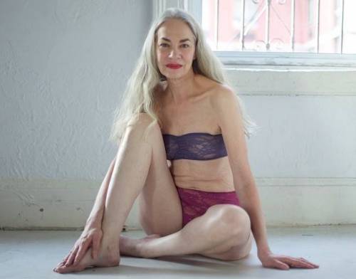 American Apparel e la modella semi nuda a 62 anni: marchio provoca ancora