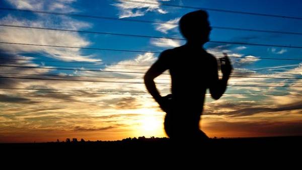 Fare sport la sera non fa male al sonno. Bene anche la corsa