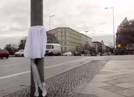 La gonna di Marilyn si alza: l'istallazione-pubblicità sul palo a Berlino