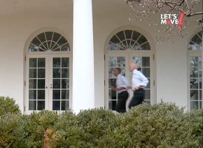 Barack Obama e Joe Biden "corrono" alla Casa Bianca