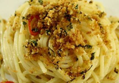 Ricette di primi: spaghetti con mollica e alici