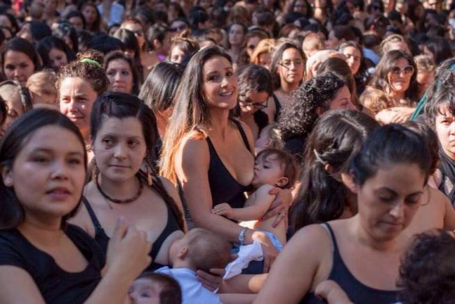 300 mamme in Cile allattano in pubblico per protesta07