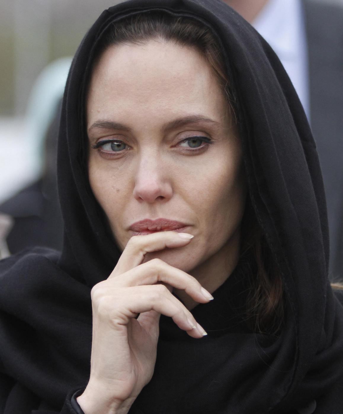 Angelina Jolie Macchiata Dalla Cipria Guai Col Trucco Foto Ladyblitz