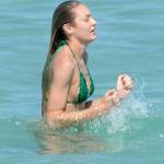 Candice Swanepoel con bikini verde in spiaggia a Miami09