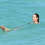 Candice Swanepoel con bikini verde in spiaggia a Miami08