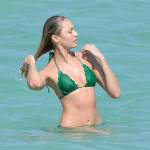 Candice Swanepoel con bikini verde in spiaggia a Miami07