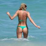Candice Swanepoel con bikini verde in spiaggia a Miami04