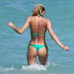 Candice Swanepoel con bikini verde in spiaggia a Miami03