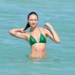 Candice Swanepoel con bikini verde in spiaggia a Miami02