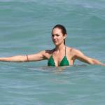 Candice Swanepoel con bikini verde in spiaggia a Miami01