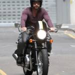 Gerard Butler in moto per le strade di Sydney02