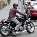 Gerard Butler in moto per le strade di Sydney03