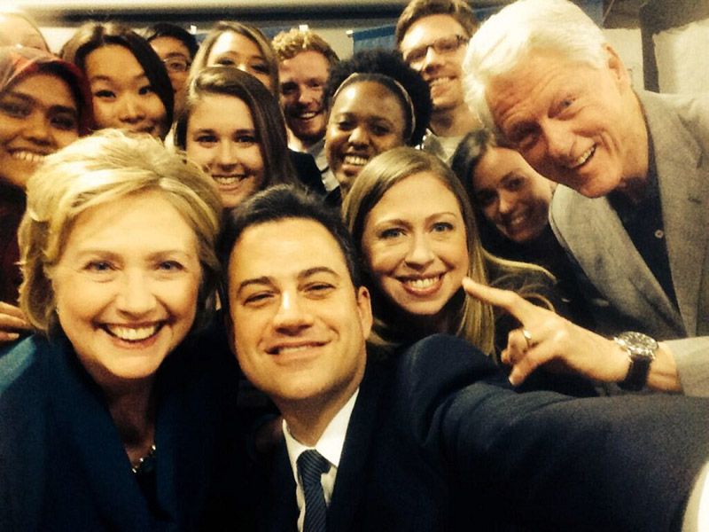 Hillary, Bill e Chelsea Clinton nel selfie parodia02