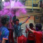 L'India celebra la primavera con Holi, il festival dei colori08