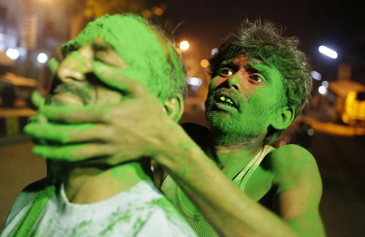 L'India celebra la primavera con Holi, il festival dei colori03