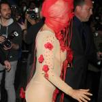 Lady Gaga vestita di rose rosse a New York01